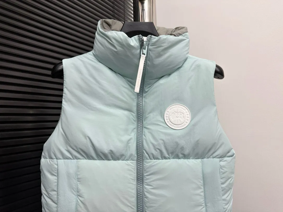 P490 【CANADA GOOSE】PASTELS white label series down vest. The white label series is a capsule limited series and the most popular PASTELS series this year. The chest labels are all white badges with pure silicone texture. The pattern has a strong contrast between concave and convex. The topographic map of Canada on the badge is lifelike. The plastic material used for currency logos on the market is very hard to the touch! Our original independent order accessories are all one-to-one customized original accessories. The imported YKK zippers have correct teeth, while the teeth of the fake zippers are very thick. The zipper webbing logo is printed with 3M fluorescent printing, and the original custom-made washable label. The placket webbing and wiring details are all restored to the original ones. Size: XS S M L XL XXL